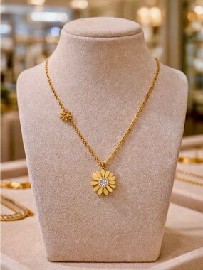 NEW 18K Gold Plated Diamond Daisy Flower Necklace non refundable